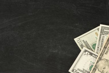 Banknot bize dolar ve düzenlemek için bir şablon olarak bir siyah tebeşir tahtası