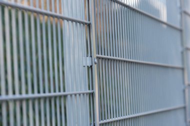 Metalden yapılmış bir çit