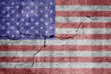 Eski bir duvar ve ABD bayrağı