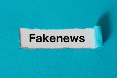 Kelime Fakenews ve mavi kağıt