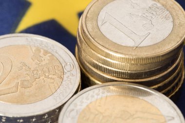 Birçok euro sikke ve Avrupa Birliği AB bayrağı