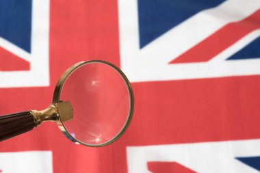 Bir büyüteç ve Büyük Britanya bayrağı