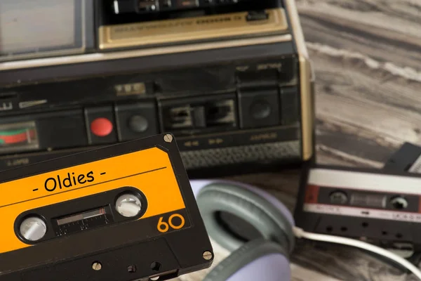 古いカセット レコーダーとオールディーズ音楽カセット — ストック写真