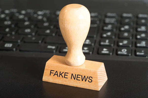 Een Computer Een Stempel Met Opdruk Fake Nieuws — Stockfoto