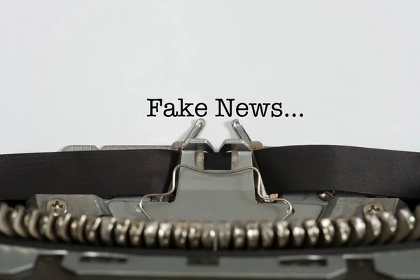 Een Schrijfmachine Een Stuk Papier Met Tekst Fake Nieuws — Stockfoto