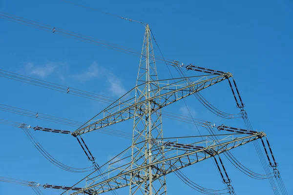 Hög Spänning Pylon Och Blå Himmel — Stockfoto