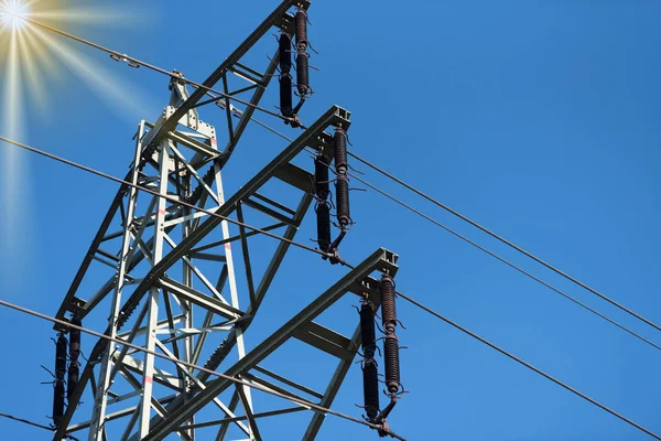 Hög Spänning Pylon Och Blå Himmel — Stockfoto