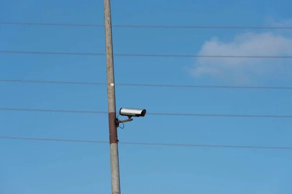 Een Bewakingscamera Een Mast — Stockfoto