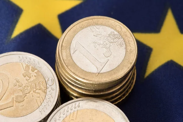 Πολλά Κέρματα Ευρώ Και Σημαία Της Ευρωπαϊκής Ένωσης — Φωτογραφία Αρχείου