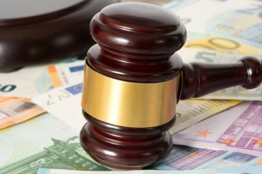 Tokmak veya açık artırma çekiç ve euro faturaları