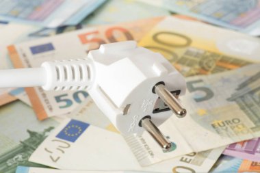 Bir elektrik fiş ve birçok euro banknot