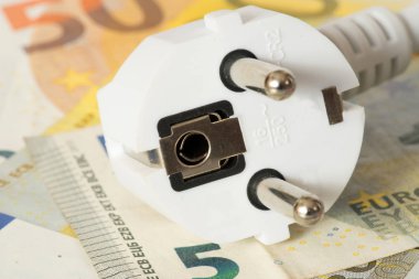 Bir elektrik fiş ve birçok euro banknot