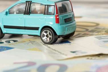 Bir araba ve birçok euro banknot