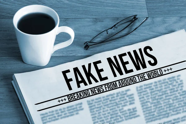 Ένα Φλιτζάνι Καφέ Και Μια Εφημερίδα Που Ονομάζεται Fake News — Φωτογραφία Αρχείου