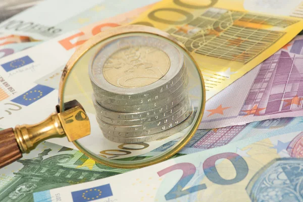 Una Lupa Billetes Euro Monedas Euro — Foto de Stock