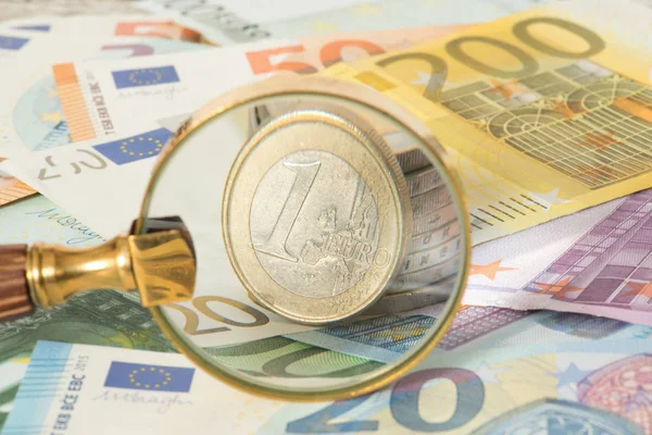 Nagyító Euro Számlák Euro Érmék — Stock Fotó