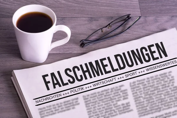 Eine Lesebrille Eine Tasse Kaffee Und Eine Zeitung Mit Falschen — Stockfoto