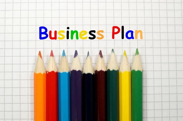 五颜六色的蜡笔和商务计划书 — 图库照片