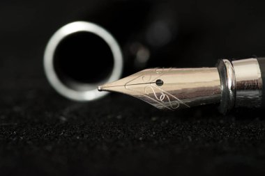 Siyah bir arka plan üzerinde zarif bir dolma kalem