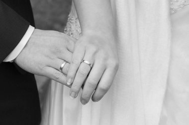 Gelin, damat ve alyans bir düğünde