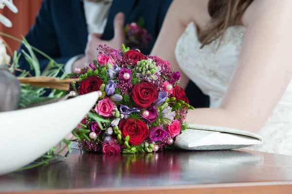 Recém Casados Casamento Buquê Noiva — Fotografia de Stock