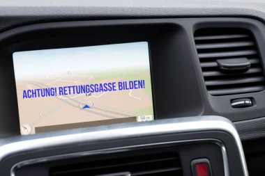 Bir araba ve trafik sıkışıklığı bir kazadan sonra acil durum lane, notu pano