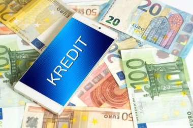 Bir cep telefonu, kredi ve birçok euro banknot