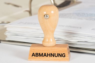Bir klasör ve bir pul Abmahnung kelimelerle
