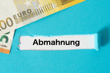 Bir parça kağıt, euro faturaları ve bir uyarı