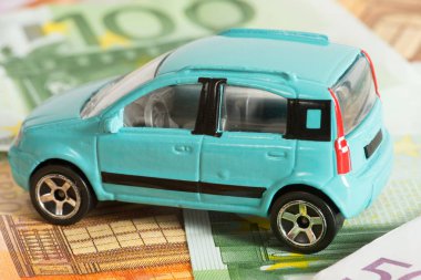 Bir araba ve birçok euro banknot