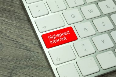 Bir bilgisayar ve hızlı internet gösteren bir düğme