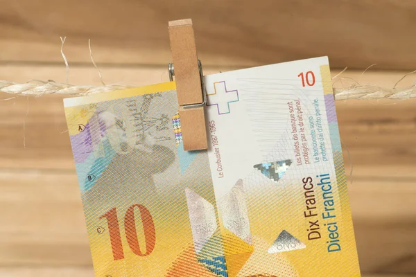 一个10瑞士法郎钞票在晾衣绳上 — 图库照片