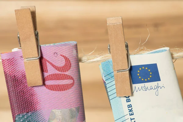 Швейцарский Франк Банкнота Евро Веревке Белья Прищепкой — стоковое фото