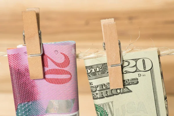 晾衣绳和晾衣绳上的瑞士法郎和美元钞票 — 图库照片