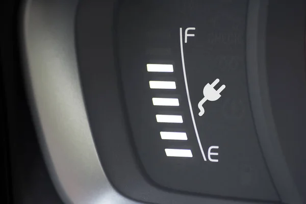 充電電気自動車の車バッテリーの状態を示すインジケーター — ストック写真
