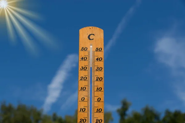 Een Thermometer Geeft Hoge Temperatuur Tijdens Een Hittegolf — Stockfoto