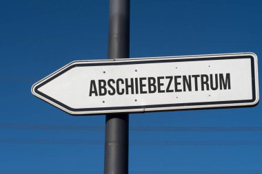 Yönlü oku bir sürgün merkezine giden yolu gösterir