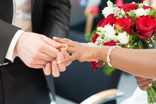 Una Coppia Sposi Scambia Fedi Nuziali — Foto Stock