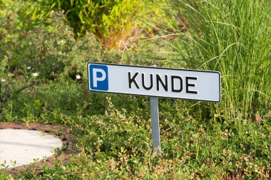 Bir işaret bir müşteri park yeri gösterir