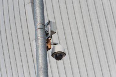 Bir binanın güvenlik kamerasına