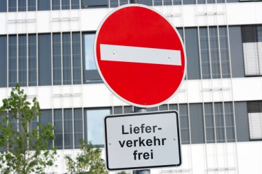 Giriş ve teslimat trafik için özel bir trafik işareti yasağı