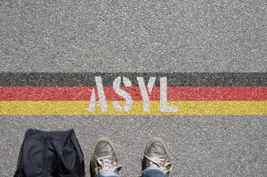 Asylum için arıyorum Almanya sınırına önünde duran bir adam çanta ile