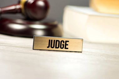 Tokmak, hukuk kitapları ve bir işaret baskı ile Yargıç yargıç