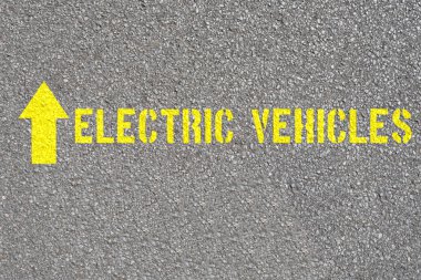 Bir yol ve elektrikli arabalar için yönünü gösteren bir ok