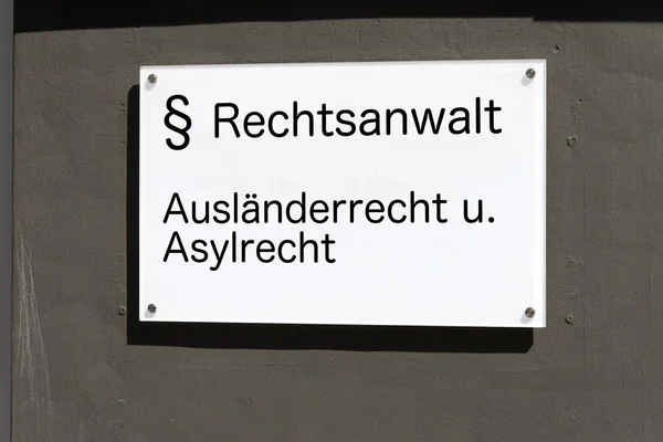 Знак Указывающий Адвоката Области Иммиграционного Права Права Убежища — стоковое фото