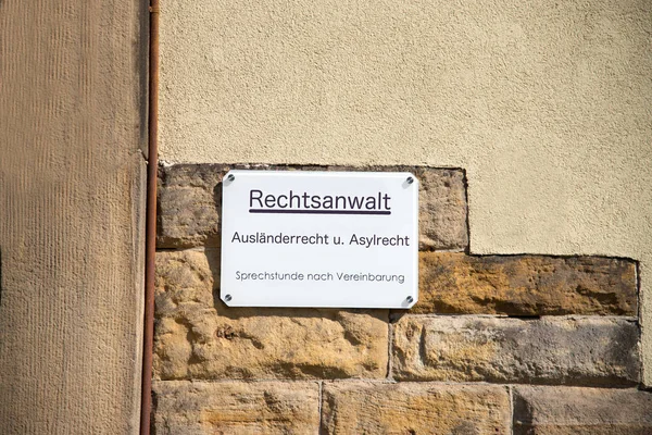 Ein Schild Das Auf Einen Anwalt Einwanderungs Und Asylrecht Hinweist — Stockfoto