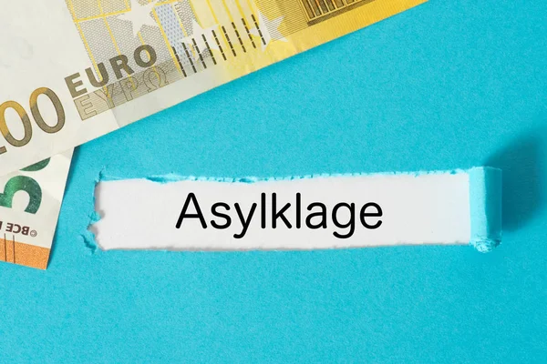 Euro Scheine Und Ein Asylantrag — Stockfoto