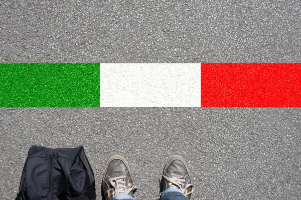 Een Man Met Koffer Ligt Grens Met Italië — Stockfoto