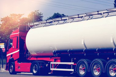 Bir tanker bir kamyonla günbatımında sürücüler