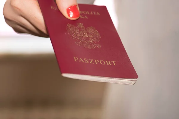 Uma Mulher Tem Passaporte Polaco Mão — Fotografia de Stock